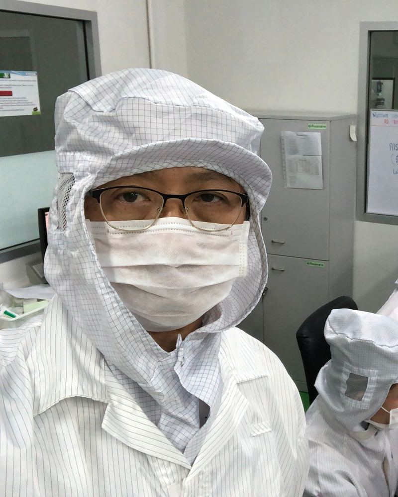แพทย์ผู้ก่อตั้งตรวจงานกับทีม QC ในโรงงาน